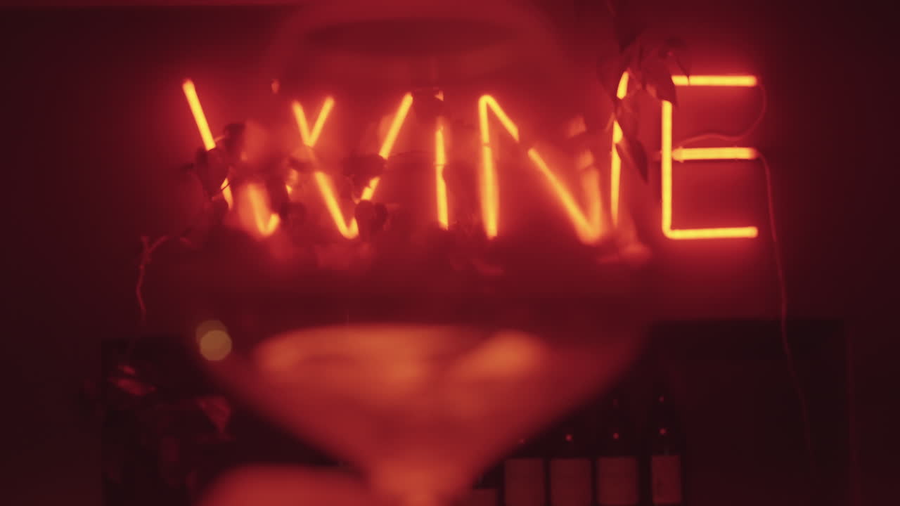 неоновый винный знак в темном баре