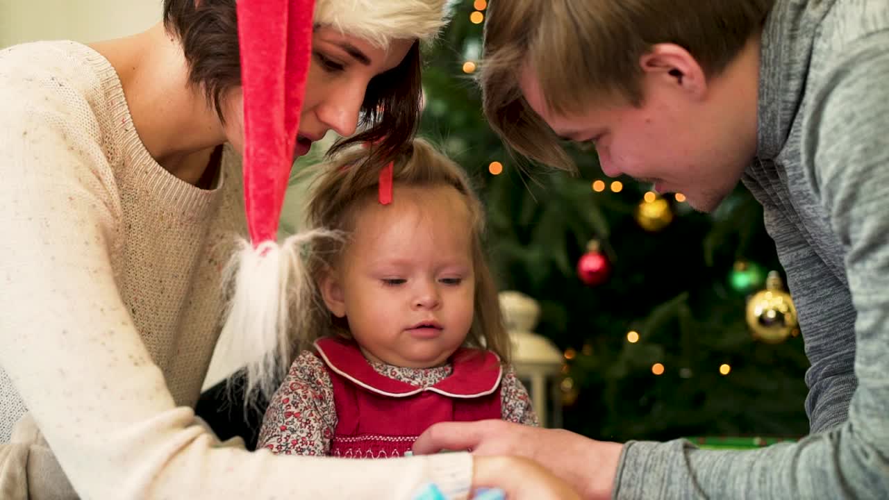 Feliz Família Abrindo Presentes de Natal