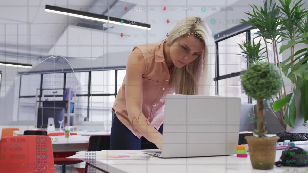 Animace zpracování dat přes bělošku používající notebook