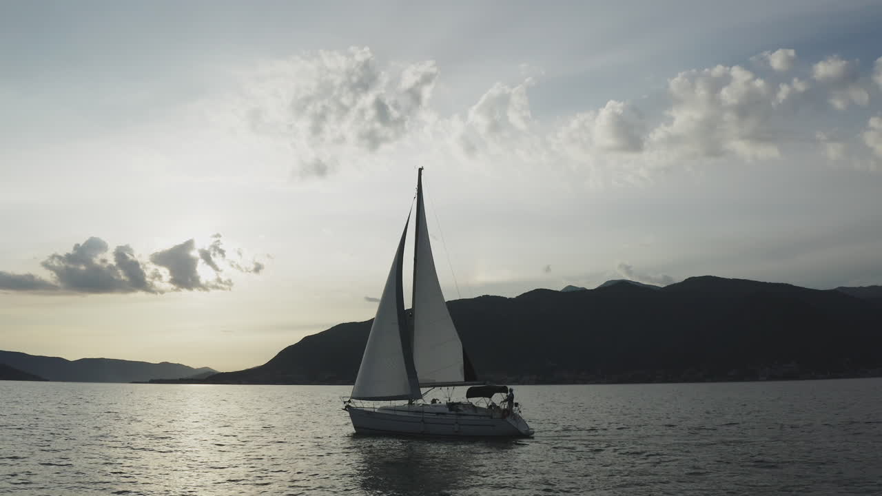 yacht a vela al tramonto
