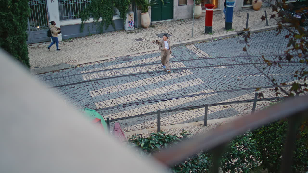 스타일리시한 소녀가 보행자 교차로를 고 편안한 마을에서 혼자 무모한 도시 주말을 즐기고 있습니다.
