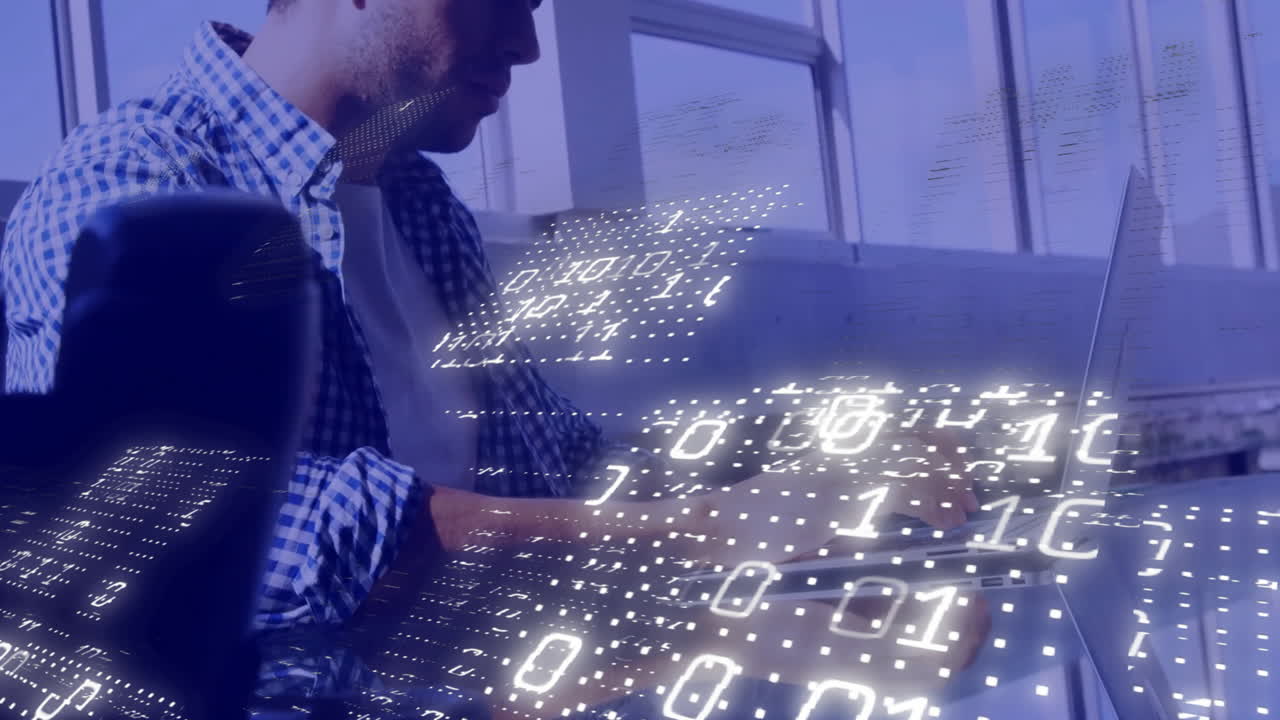 animazione di elaborazione di dati in codifica binaria su un uomo d'affari caucasico che usa un portatile in ufficio