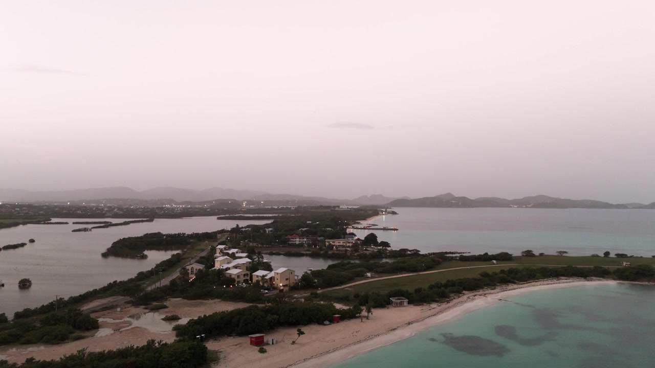 Paesaggio panoramico della Baia di Dickenson in un'atmosfera nebbiosa sulla costa nord-occidentale di Antigua. Aerea, inquadratura ampia.