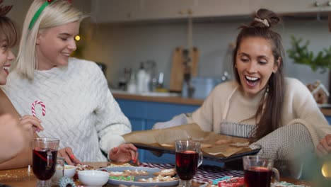 Frau-Bringt-Eine-Weitere-Portion-Lebkuchenplätzchen