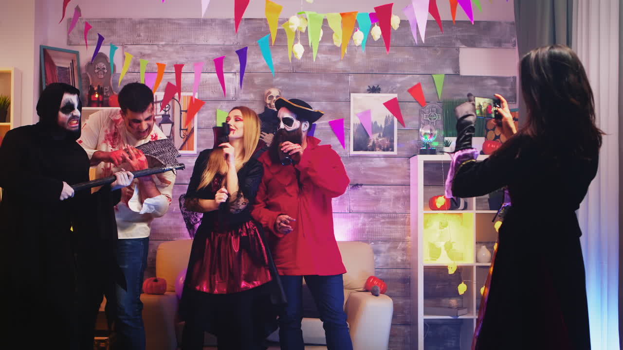 bruja malvada tomando fotos de sus amigos espeluznantes