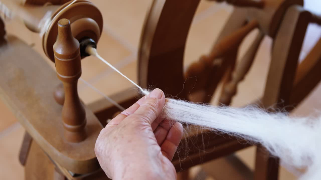 직물 기계 를 운용 하는 고위 여성 4k 4k