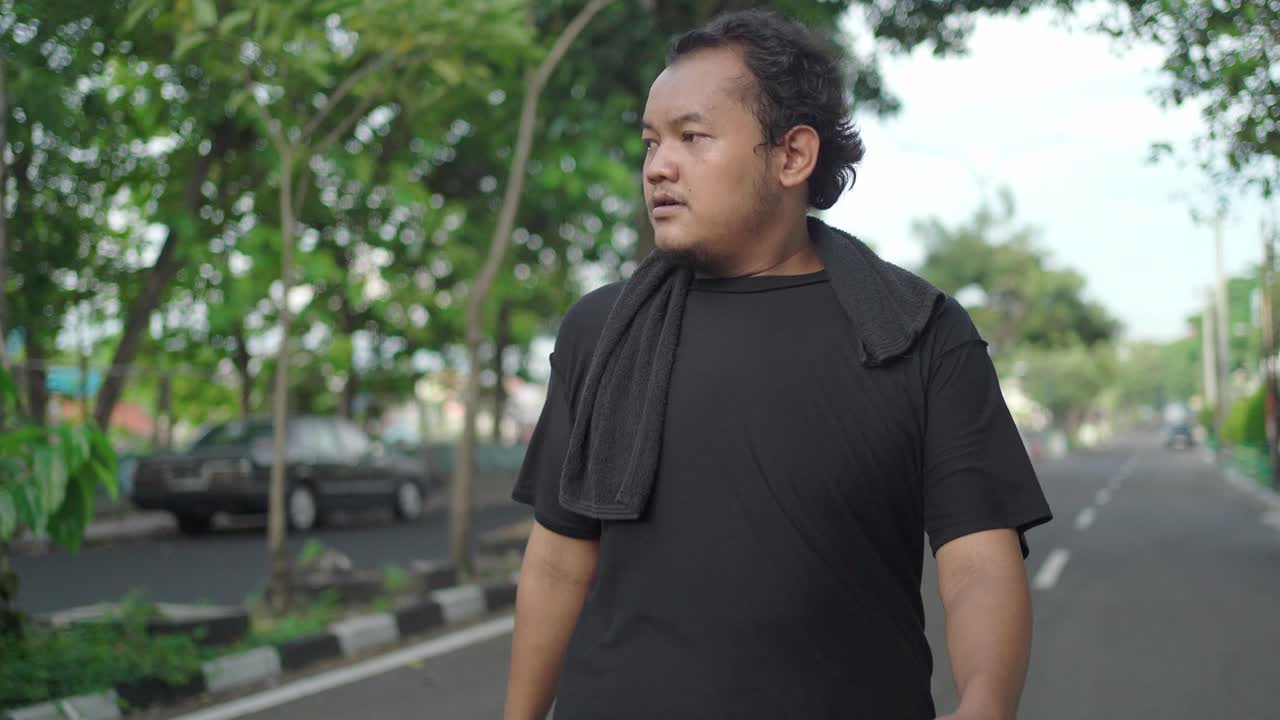 街の通りを歩く男