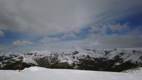 Un-Lapso-De-Movimiento-De-Montañas-Nevadas-Bajo-Un-Cielo-Azul-Con-Hermosas-Nubes