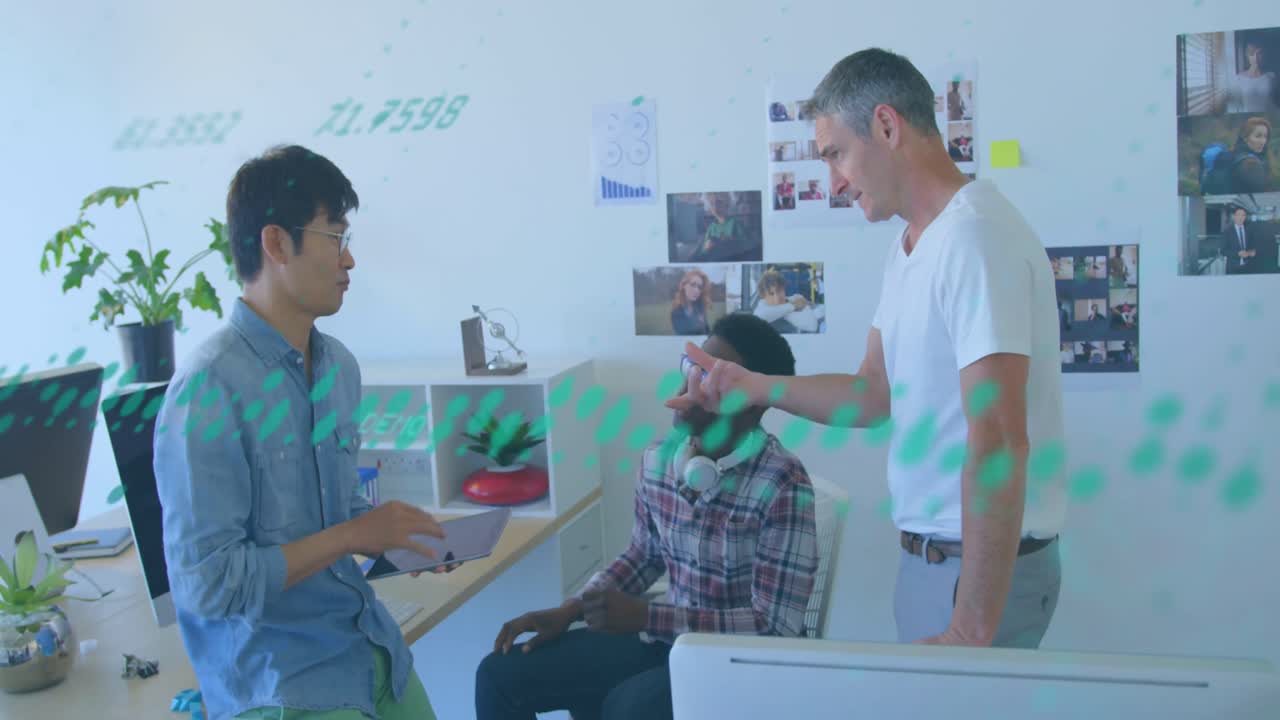 animación de procesamiento de datos sobre tres hombres diversos discutiendo juntos en la oficina.