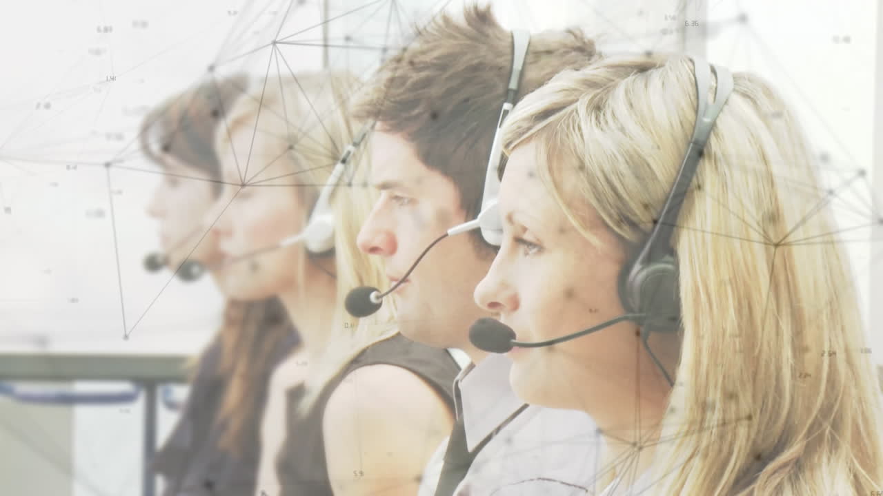 анимация сетей соединений через деловых людей, использующих телефонные наушники