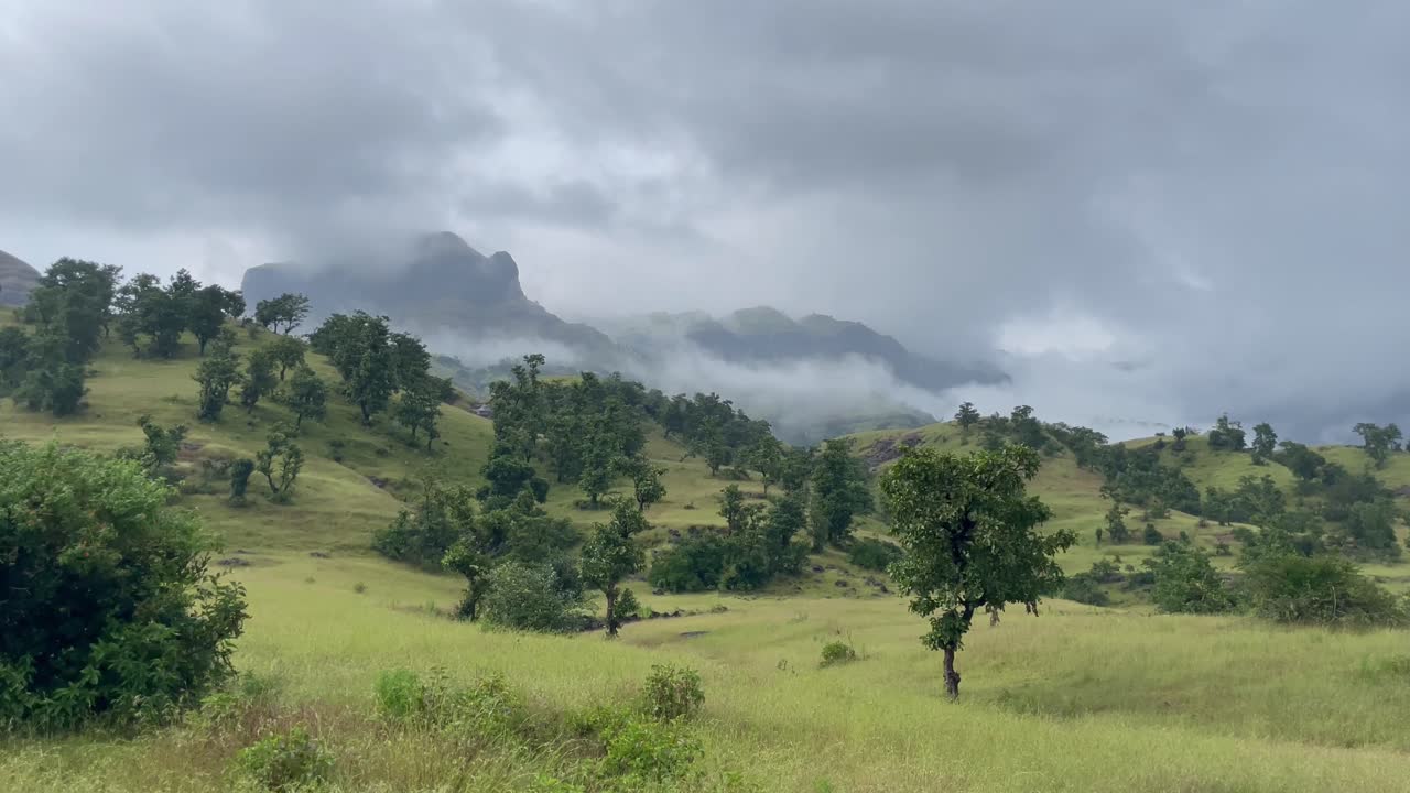 cielo tormentoso sobre los picos de las montañas del santuario de vida silvestre kalsubai-harishchandragad en maharashtra india