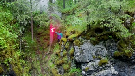 aventura en el bosque con señal de humo rojo