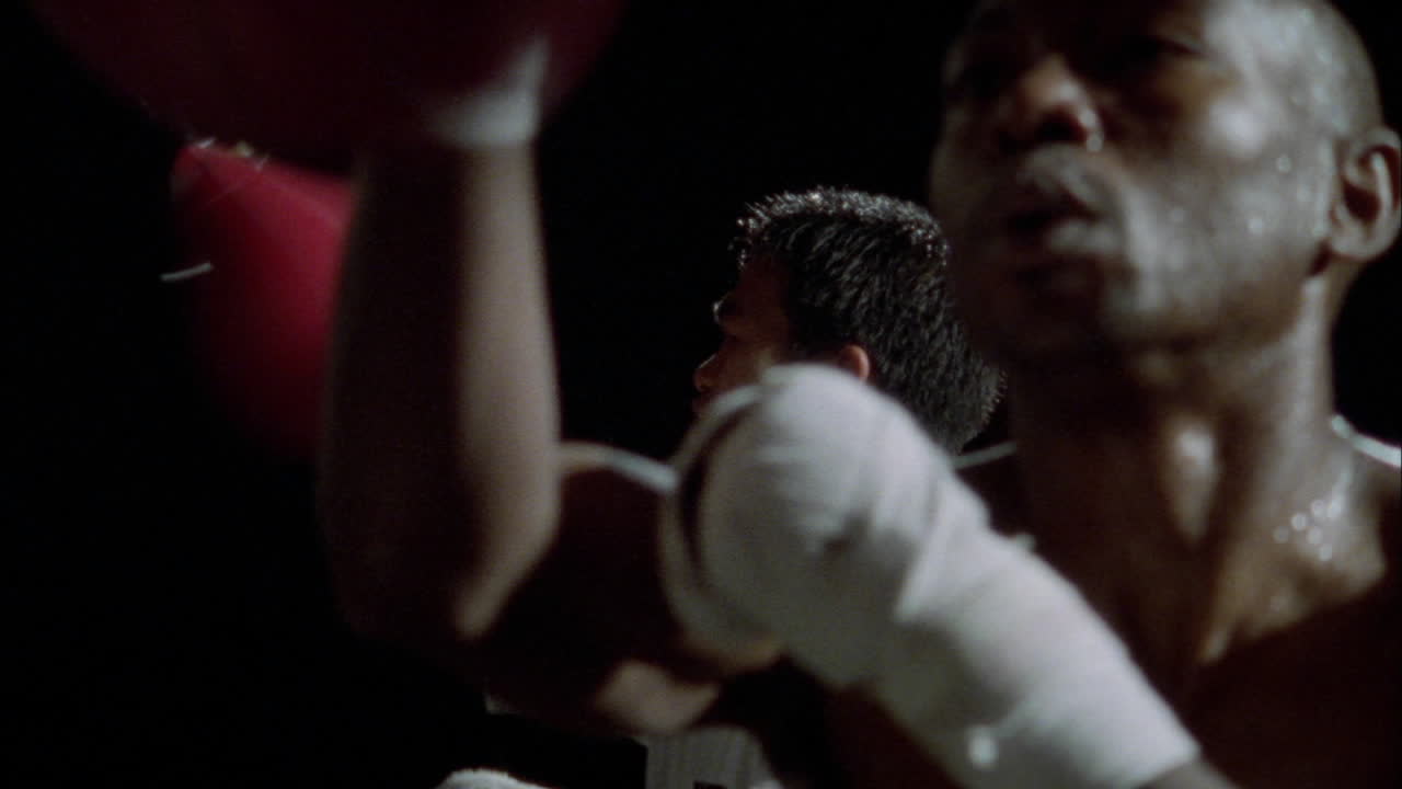 dos boxeadores trabajando bolsas de velocidad en cámara lenta