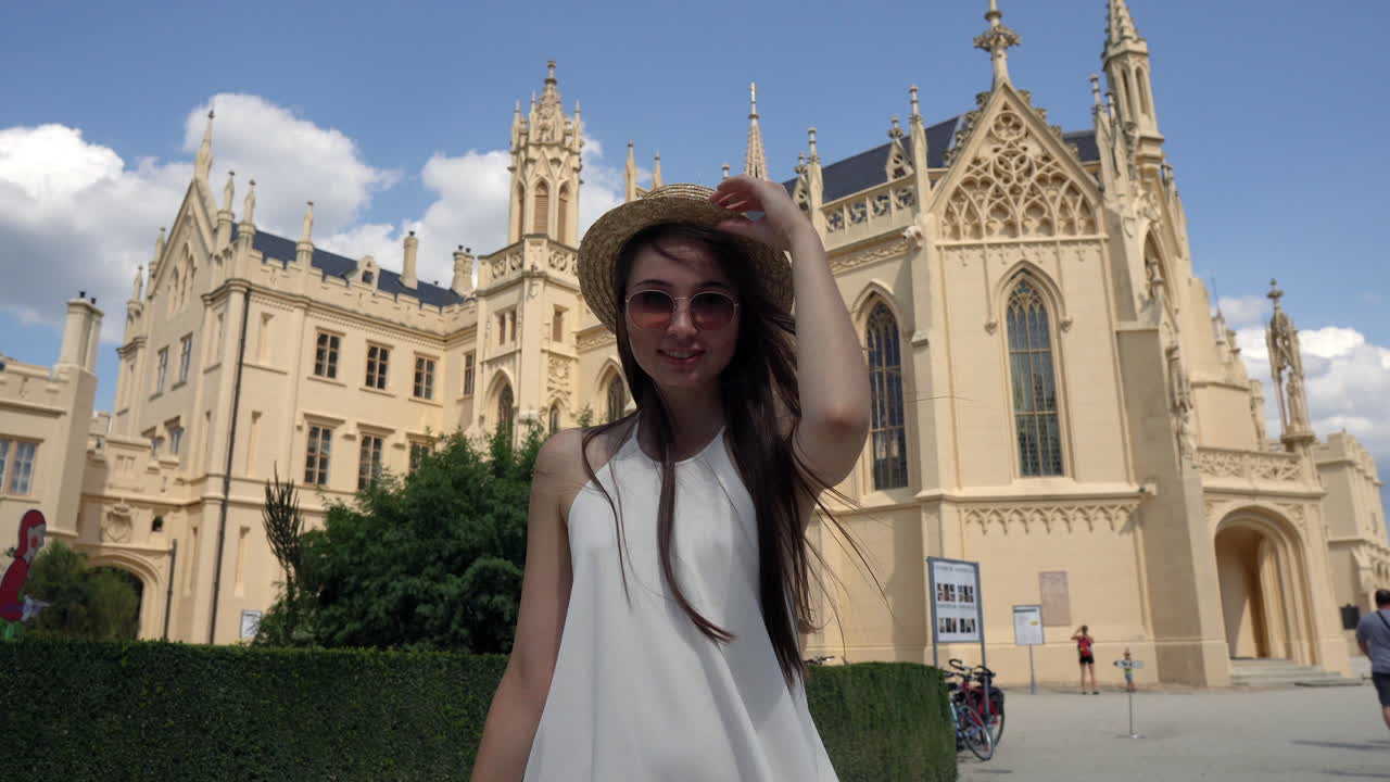 아름다운 성 앞에 있는 젊은 여성