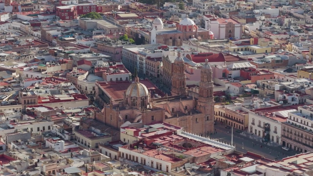 Et raffineret luftperspektiv der fremhæver den tætte, udsmykkede kolonialtidsarkitektur i Zacatecas' UNESCO verdensarvsområde.