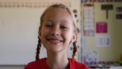 Niña-Sonriendo-En-La-Clase