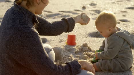 Mutter-Spielt-Mit-Ihrem-Kleinen-Jungen-Am-Strand-4k