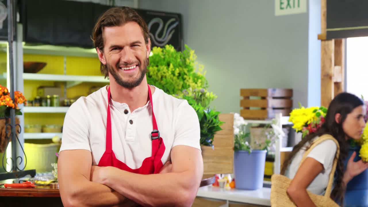 personal masculino de pie con los brazos cruzados