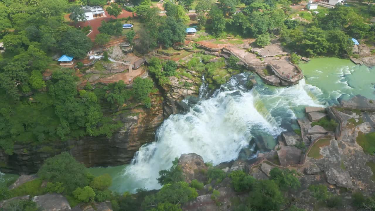 cascada rajdari devdari y la presa latif shah y el lago chandraprabha vista aérea