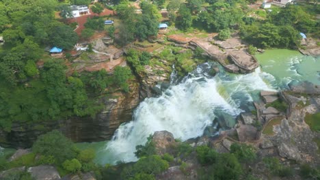 cascada rajdari devdari y la presa latif shah y el lago chandraprabha vista aérea