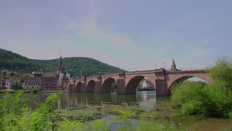 Heidelberger-Blick-Auf-Die-Karl-Theodor-Brücke-Mit-Heiligengeistkirche,-Neckar,-Brückentor-Und-Brückentor-An-Einem-Sonnigen-Tag