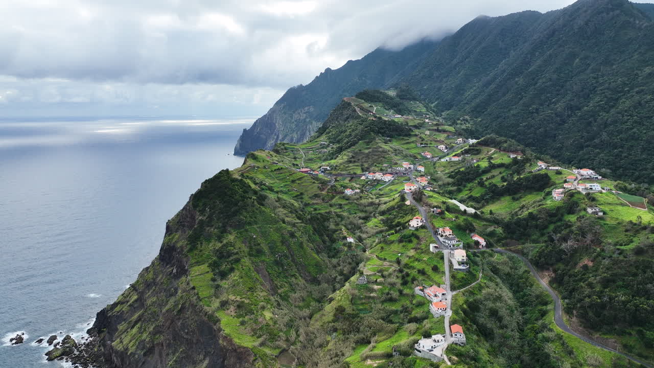 Vila situada em paisagem montanhosa acidentada, Porto da Cruz, Madeira