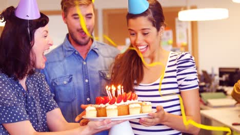 Kreatives-Geschäftsteam-Feiert-Den-Geburtstag-Seiner-Kollegen