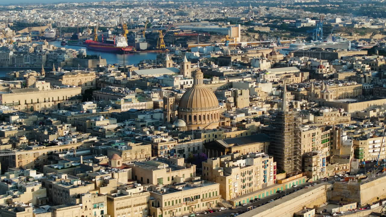 카르멜 산의 성모 성당을 둘러싸고 있는 드론 촬영, 발레타, 몰타의  ⁇ 빛 저녁