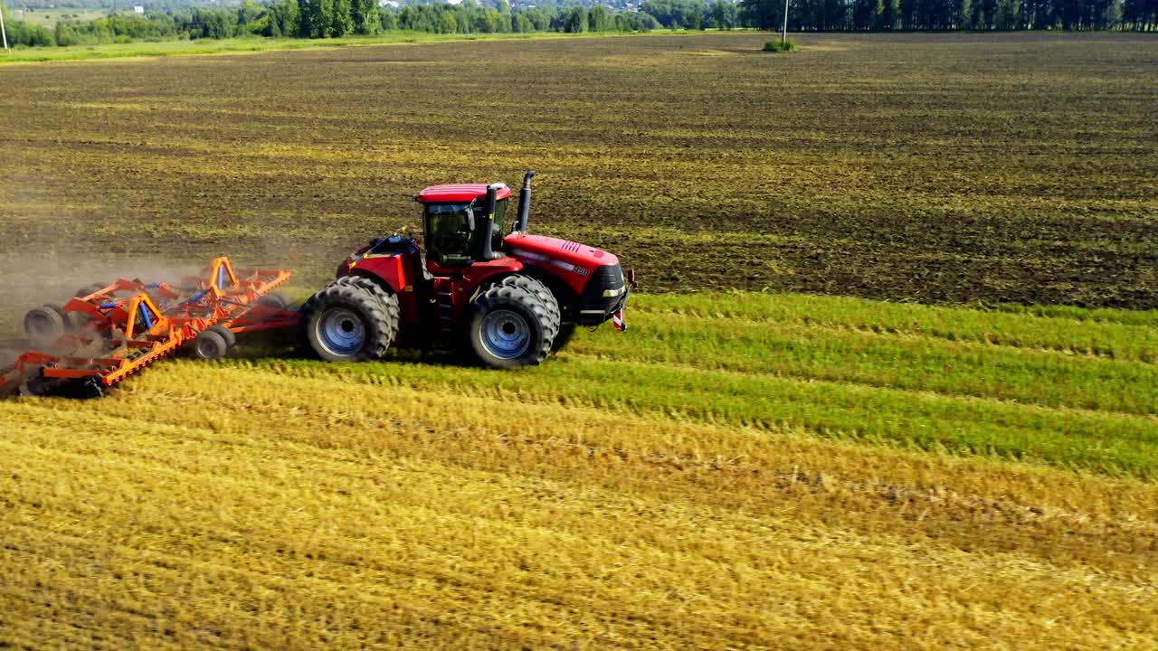 을 재배 하는 트랙터