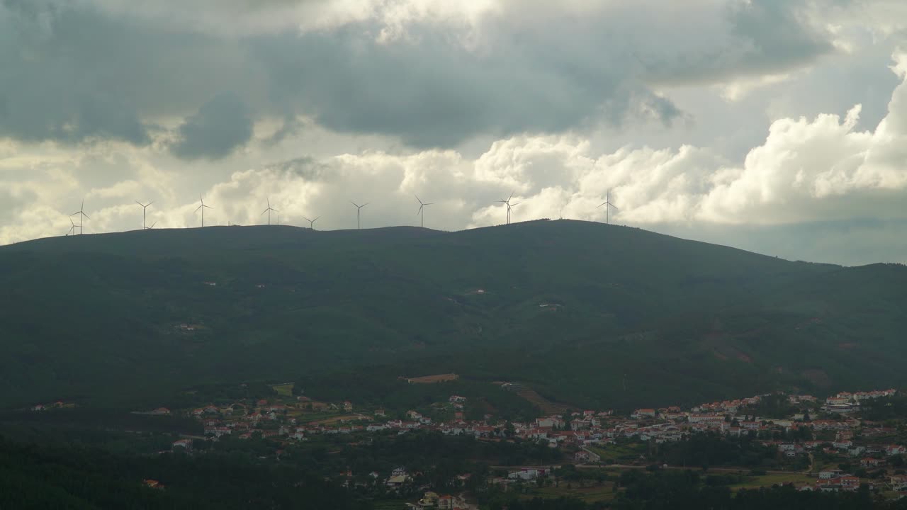 granja de turbinas eólicas con un cielo nublado en el fondo