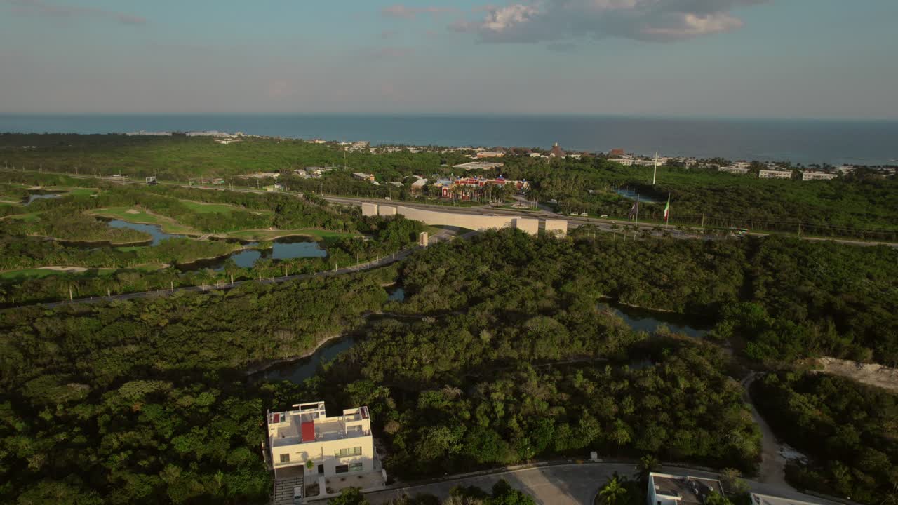 aérea que se eleva sobre la selva tropical, frente al mar al amanecer, riviera maya, quintana roo, méxico