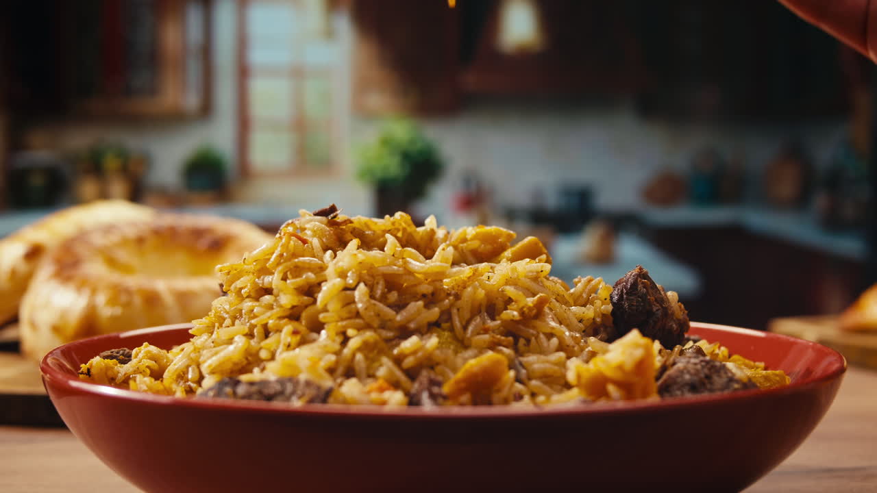 una mujer comiendo un delicioso plov