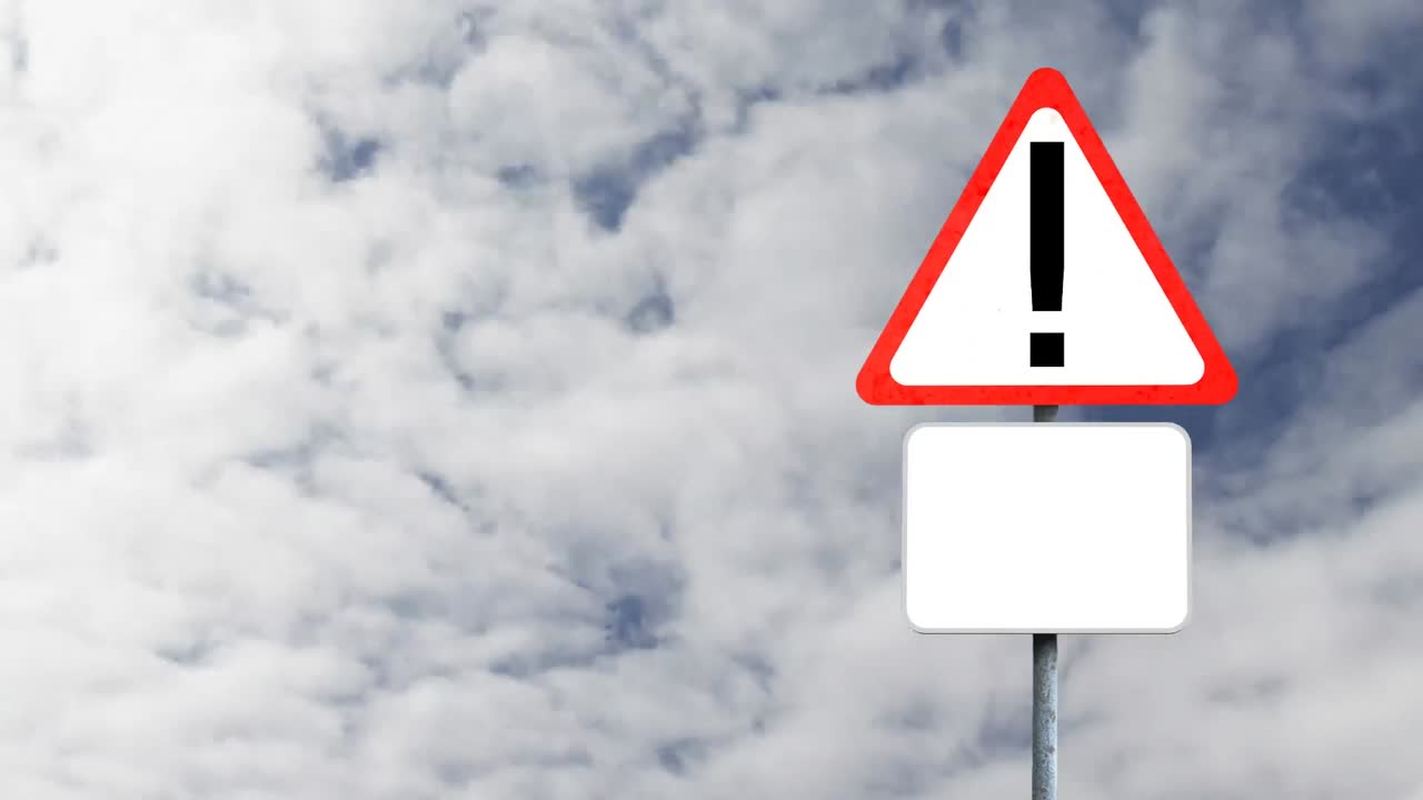 cartel de atención con espacio de copia contra las nubes en el cielo azul