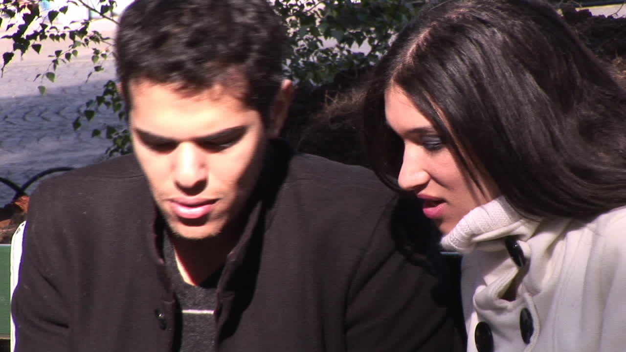 두 사람이 노트북을 사용하고 있습니다.