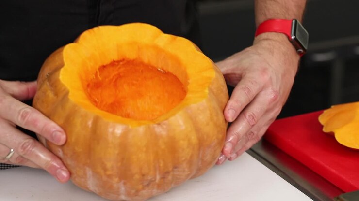 preparando uma abóbora para cozinhar