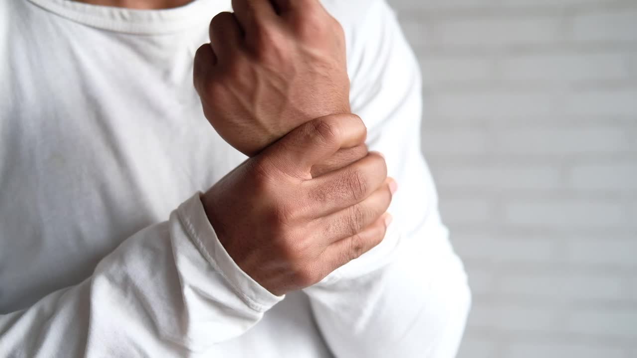 손목 통증이 있는 남자