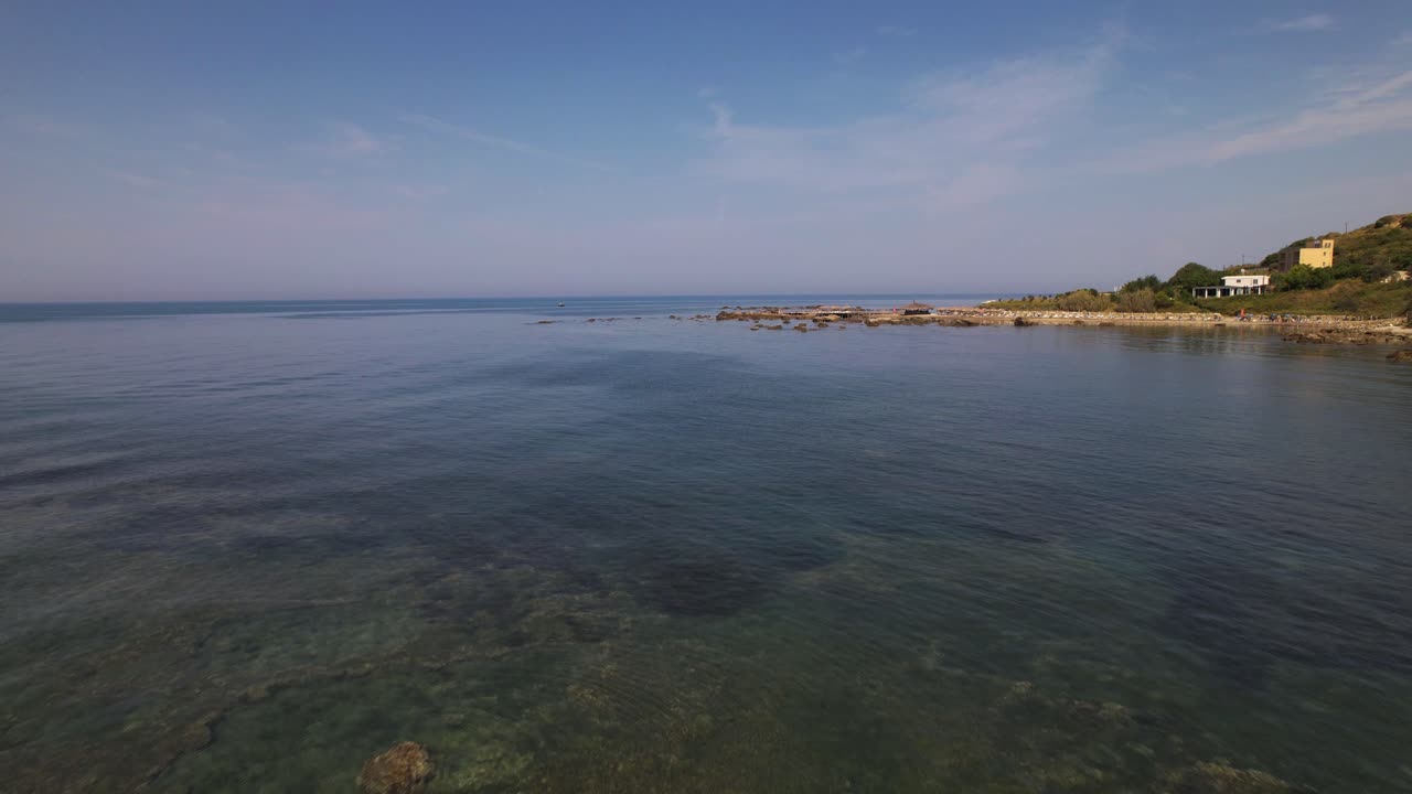 aguas poco profundas de la laguna marina cerca de la costa rocosa del mar adriático en durres, albania