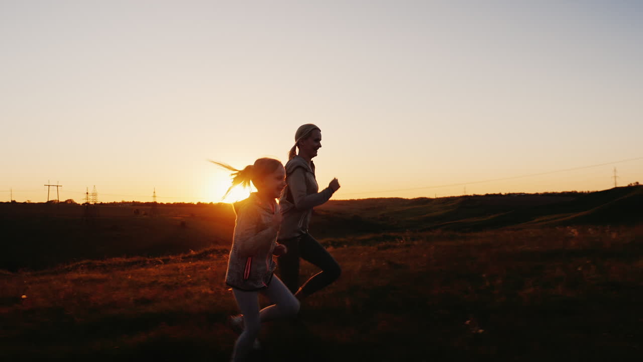 엄마와 딸이 석양을 질주하고 있다 1