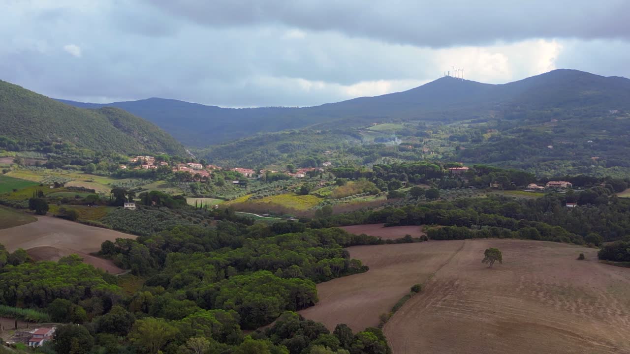 increíble vista aérea desde arriba vuelo toscana valle meditativo, pueblo italia otoño 23