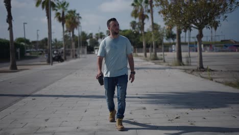 hombre caminando por una calle de la ciudad