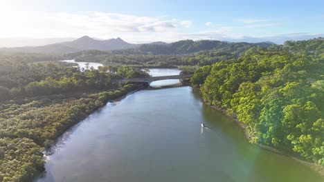 vista aérea del río y el paisaje exuberante