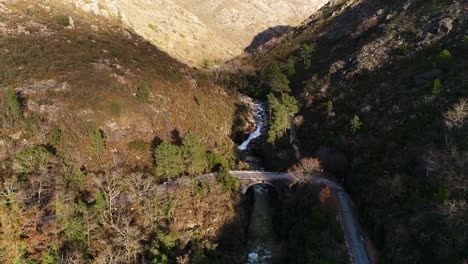 Ein-Tropischer-Wasserfall-In-Einer-Bergschlucht,-Luftaufnahme