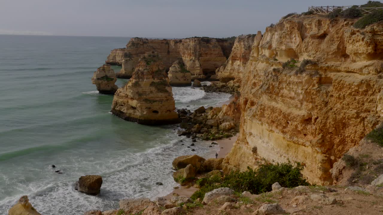 la playa de praia de marinha, en el algarve, portugal
