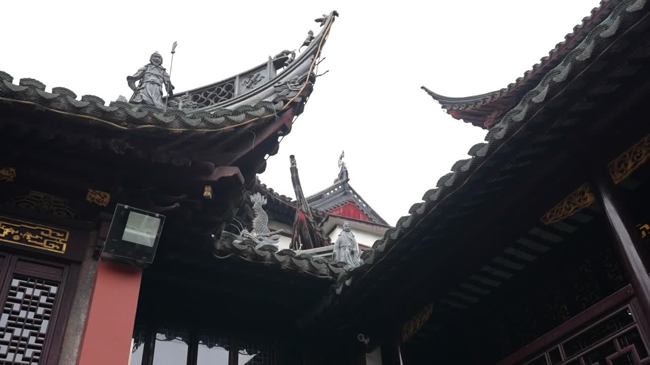 Roof figures of guardians and dragons symbolizing protection at City God Temple, Chenghuangmiao. Shanghai, China