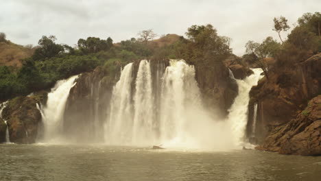 Volando-Sobre-Una-Cascada-En-Kwanza-Sul,-Binga,-Angola-En-El-Continente-Africano-10