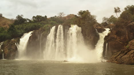 volando sobre una cascada en kwanza sul, binga, angola en el continente africano 10