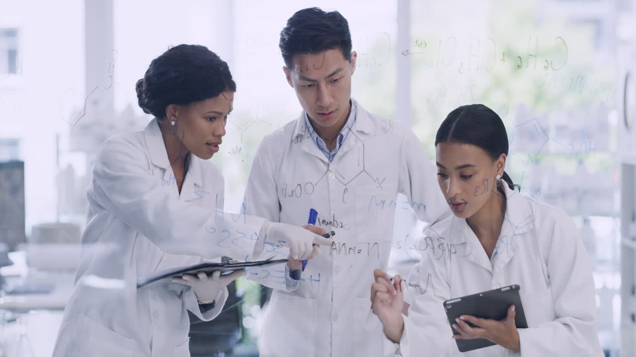 젊은 연구 과학자들이 공식을 쓰고 있습니다.