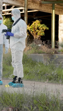dos investigadores forenses en una escena del crimen