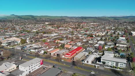 Rotorua,-Nueva-Zelanda:-Vista-Aérea-Del-Supermercado-De-Cuenta-Regresiva-Y-Estacionamiento-De-Automóviles