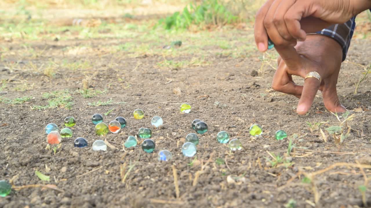 un niño jugando con canicas debido al virus de la corona en casa
